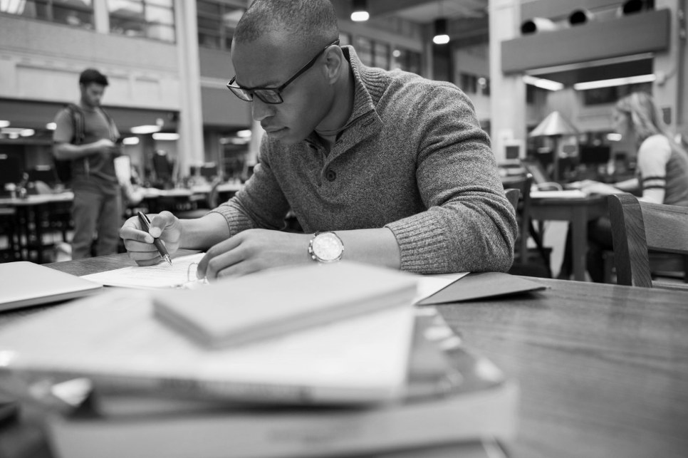 student_in_library bw